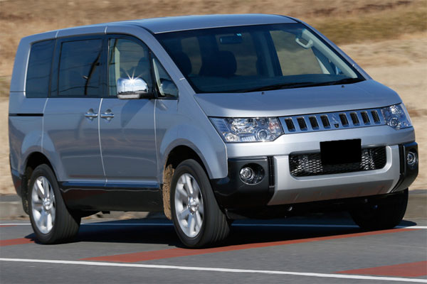 Perbedaan Mitsubishi Delica Royal dan Tipe Standar