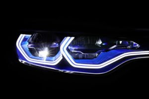 Cara Tepat Memilih Jenis Bohlam Mobil - Memilih jenis bohlam mobil yang tepat mungkin tampak seperti sebuah tantangan, terutama dengan banyaknya jumlah pilihan di pasar. Kesulitan tertentu dengan satu merek mungkin cenderung untuk mempengaruhi pembeli terhadap yang lain. Namun, konsumen lain mungkin hanya ingin tahu apa yang tersedia di pasar. Sebelum memilih bohlam, konsumen terlebih dahulu harus mengetahui apa saja jenis-jenis bohlam, fitur yang ditawarkan, dan tahu bagaimana cara memilih memilihnya. Cara Tepat Memilih Jenis Bohlam Mobil Mengetahui tentang jenis lampu dan apa yang harus dicari dapat membuat perbedaan besar ketika datang untuk membeli bohlam lampu. Beberapa bohlam mungkin menawarkan manfaat tertentu, seperti intensitas cahaya yang lebih tinggi atau terangnya sinar. Ada juga berbagai jenis yang harus dipertimbangkan terlebih dahulu, dari halogen, HID hingga xenon. Beberapa lampu meningkatkan penampilan kendaraan dan visibilitas, sementara yang lain hanya memberikan cahaya yang dapat digunakan untuk keselamatan pengemudi dalam kondisi mengemudi gelap. Jenis - Jenis Bohlam Mobil Ada berbagai jenis bohlam mobil di pasar. Sebagian besar mobil modern memiliki lampu yang lebih efisien, beberapa di antaranya lebih mahal daripada yang lain. Pilihan umum termasuk halogen, HID atau sering disebut lampu xenon. Halogen Lampu halogen adalah jenis paling umum di antara mobil-mobil di jalan. Lampu ini menghasilkan cahaya yang cukup dan cenderung lebih murah dibandingkan jenis lainnya. Beberapa orang mungkin merasa seolah-olah cahaya dari lampu halogen adalah rendah dibanding jenis lampu lain yang tampak lebih terang. Xenon atau HID Mobil mewah sering dipasangi HID (high intensity discharge), atau lampu xenon, tetapi lampu ini juga dapat menjadi pilihan pada mobil yang harganya lebih terjangkau. Jenis cahaya berbeda dari lampu halogen karena menggunakan busur tegangan tinggiuntuk menghasilkan cahaya daripada filamen logam, seperti halnya dengan lampu halogen. Beberapa lampu xenon dijual dalam kit / paket yang meliputi self cleaner dan self-leveling sistem. Karakteristik khas dari lampu HID adalah warna kebiru-biruan yang mereka hasilkan. Fitur Bohlam Mobil Mengetahui fitur yang ditawarkan bohlam tertentu dapat membuat keputusan pembelian sedikit lebih mudah. Misalnya, fitur lebih rumit sering datang dengan harga yang lebih tinggi. Salah satu contoh adalah bohlam dengan output tinggi. Bohlam yang seperti ini umumnya menghasilkan lebih banyak cahaya, sehingga meningkatkan visibilitas, tetapi berbanding terbalik dengan umur pemakaian yang cenderung lebih singkat. Cara Memilih Bohlam Mobil Menemukan bohlam yang memiliki kinerja optimal di pasar bisa aja menjadi hal yang sulit, tetapi ada cara untuk mempersempit kemungkinan ini. Sebagai contoh, harga merupakan masalah bagi banyak konsumen. Banyak konsumen mungkin ingin tahu lebih banyak tentang fitur tertentu yang ditawarkan setiap merk dan jenis bohlam, seperti warna atau jumlah cahaya yang mampu dikeluarkan.  Bohlam Berdasarkan Produk dan Fitur yang ditawarkan PIAA Intens (bohlam putih). Bohlam jenis ini bertipe halogen. Fiturnya antara lain memiliki cahaya berwarna putih tanpa adanya warna biru. Biasanya digunakan untuk lampu rendah, lampu dim, dual dim ataupun sebagai lamou kabut. Didesain untuk menjadi panas pada suhu dingin demi meningkatkan umur pemakaian. Sylvania Silverstar 9007. Jenis halogen. Memiliki tingkat pencahayaan tinggi. Menawarkan visibilitas ke bawah dan melebar ke samping. Bohlam ini sangat cocok digunakan pada area perbukitan yang sering dilanda kabut pada saat cuaca dingin. CIPA Alfas Intensitas Maksimum 9004. Sama halnya dengan jenis di atas, bohlam ini merupakan tipe halogen. Biasanya digunakan pada lampu HID, memiliki umur pemakaian hingga 800 jam dan memancarkan warna putih pekat. PlasmaGlow. Ini merupakan satu-satunya bohlam yang masuk dalam tipe xenon. Cahaya yang dikeluarkan merupakan kombinasi unik dari xenon dan gas krypton untuk meningkatkan visibilitas dan membuat penampilan mobil lebih menarik. Biasanya memancarkan cahaya berwarna putih kebiru-biruan. Demikianlah artikel singkat mengenai Cara Tepat Memilih Jenis Bohlam Mobil. Semoga membantu. Baca juga tips berikut :  Cara Meningkatkan Tenaga Mobil