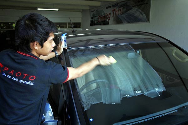 Membersihkan Jamur pada Kaca Mobil