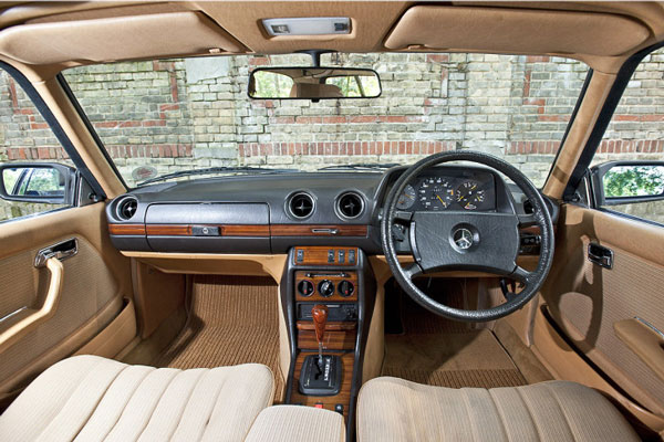 Interior Mercy Tiger W123 Tampak Dashboard