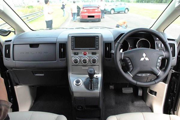 Review Spesifikasi Mitsubishi Delica