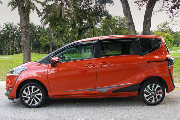 Review Spesifikasi Toyota Sienta
