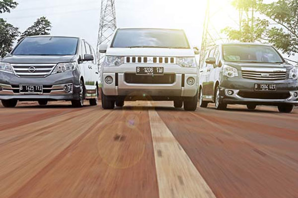 Mitsubishi Delica vs Nissan Serena vs Toyota Nav1