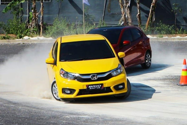 Mobil Warna Favorit = Harga Tinggi. Benarkah?