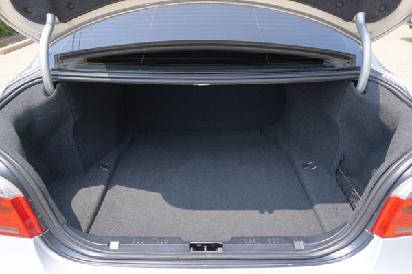 Review, Spesifikasi, Kelebihan dan Kekurangan BMW E60 Seri-5 2004-2011