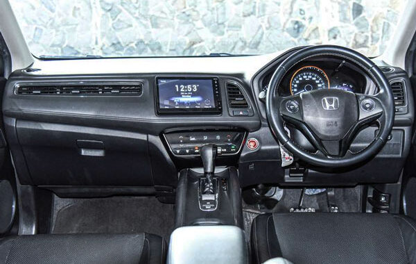 Foto Interior Honda HRV Gen 2 SE Tampak Dashboard