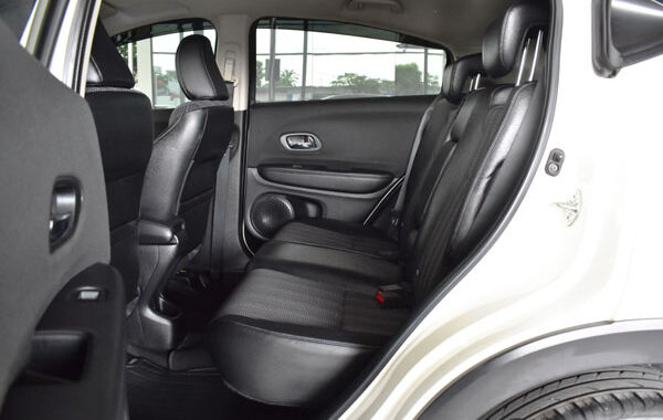 Foto Interior Honda HRV Gen 2 Tampak Ruang Kabin Penumpang Belakang
