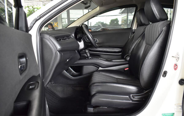 Foto Interior Honda HRV Gen 2 Tampak Ruang Kabin Penumpang Depan