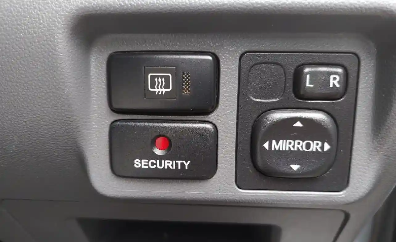 Fungsi Tombol Security pada Mobil Avanza